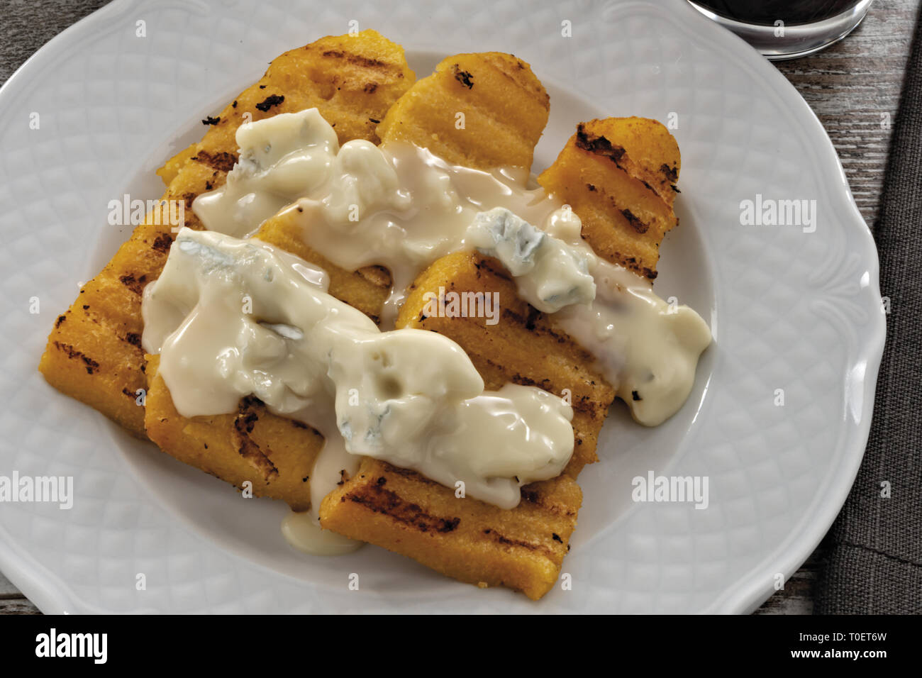 Piatto con polenta e formaggio gorgonzola dall'alto. primo piano Foto Stock