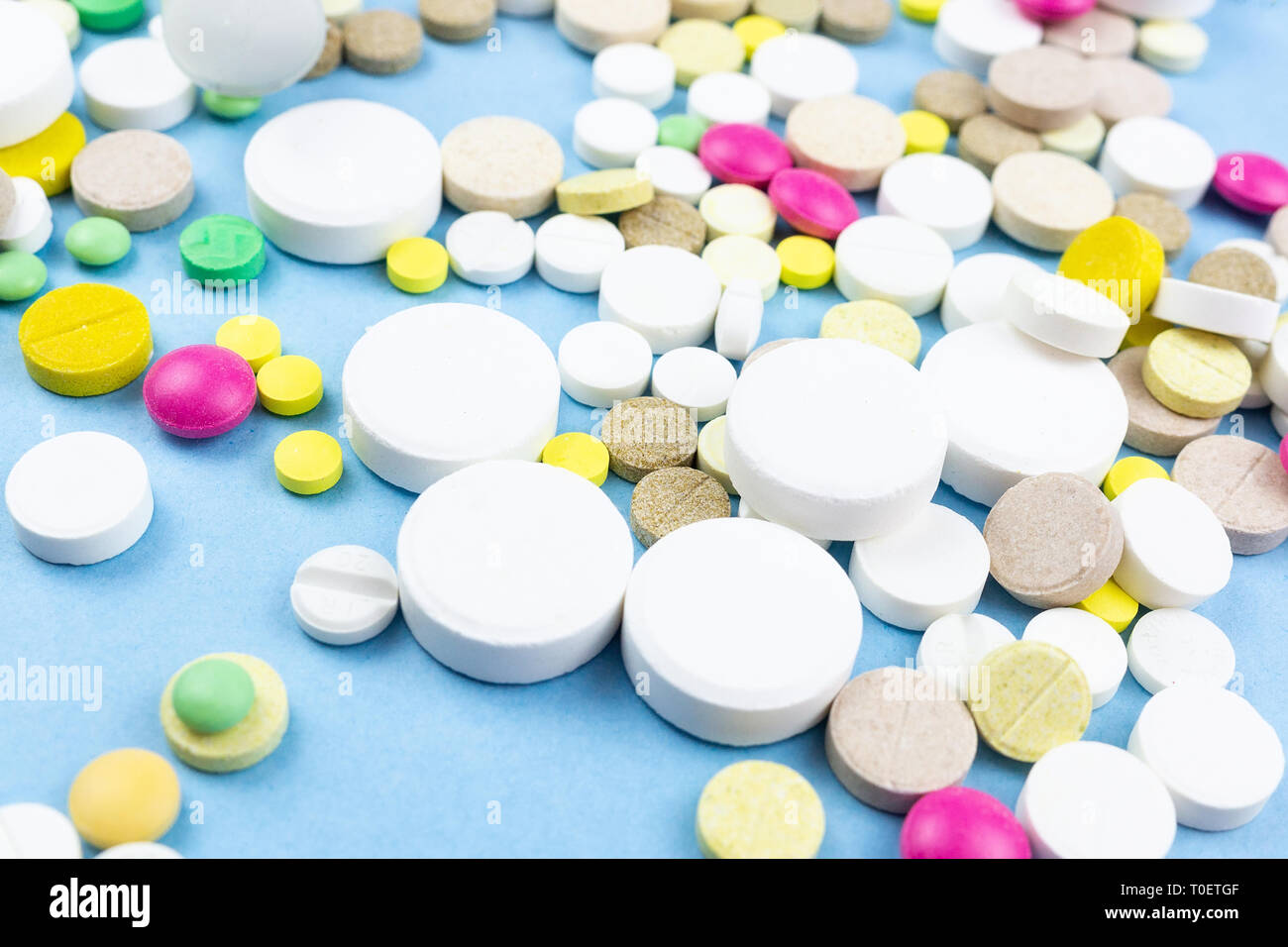 Assortiti medicina farmaceutica pillole, compresse e capsule su sfondo blu Foto Stock
