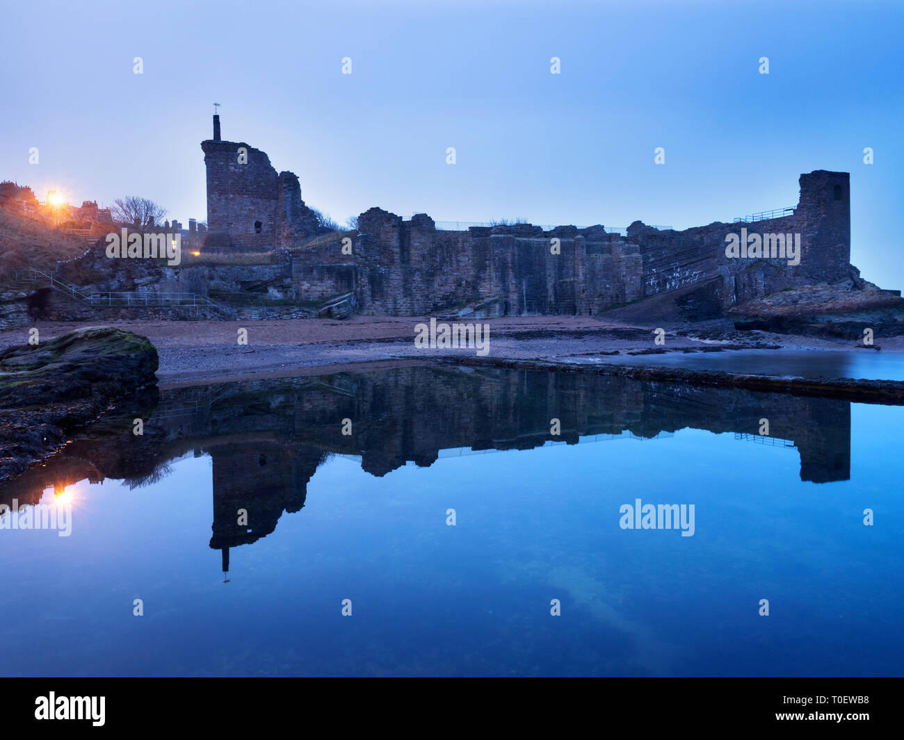 La rovina di St Andrews riflette nel vecchio laghetto presso il castello di sabbia all'alba St Andrews Fife Scozia Scotland Foto Stock La rovina di St Andrews riflette nel vecchio laghetto presso il castello di sabbia all'alba St Andrews Fife Scozia Scotland Foto Stock