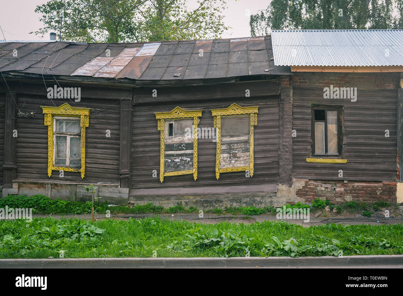 Case di villaggio in Russia. Russo paesaggio rurale. Collassare casa in legno Foto Stock
