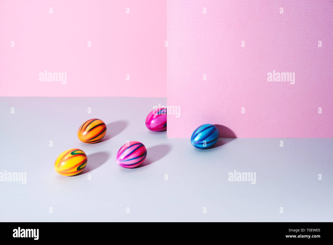Uova dipinte su sfondo color pastello. Foto Stock