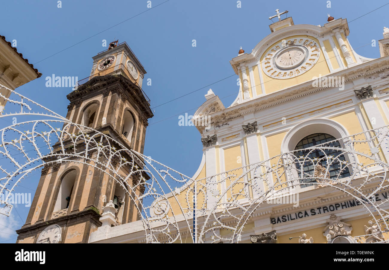 La Basilica di Santa Trofimena è un punto di riferimento centrale nel