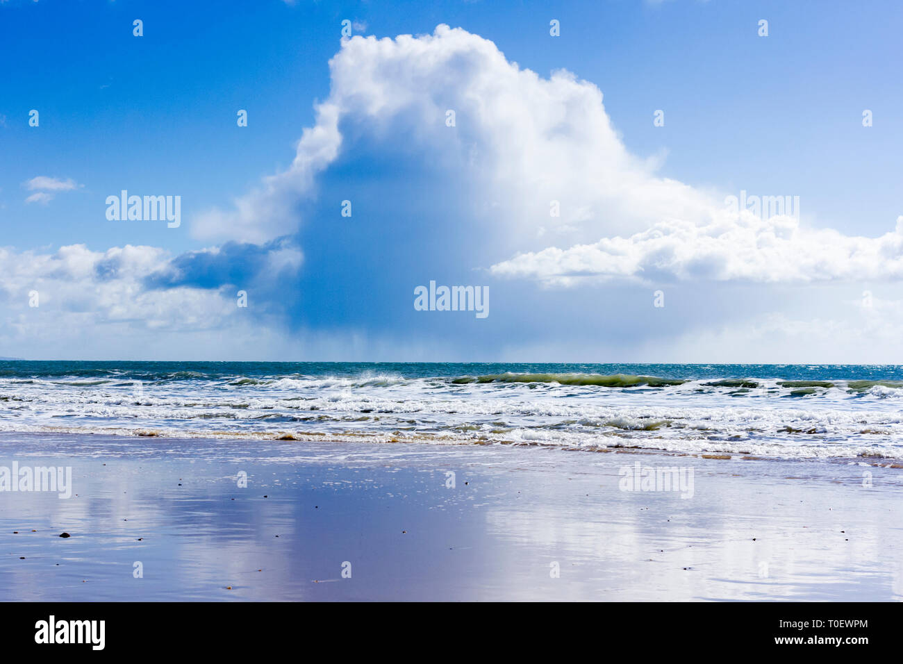 Onde che si infrangono sulla spiaggia di Bournemouth Dorset, Regno Unito Foto Stock