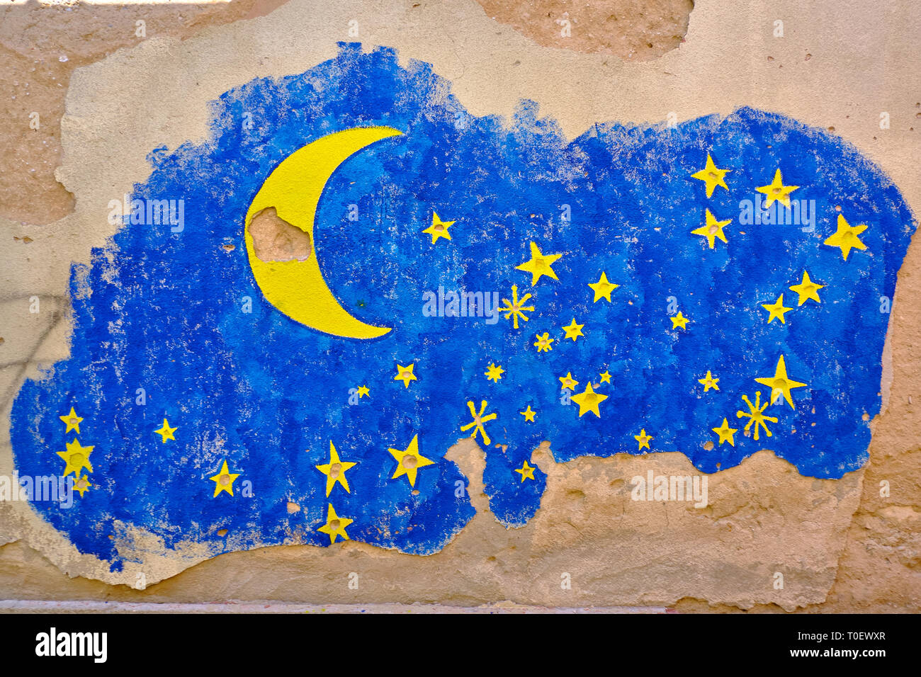 Arte della parete a Mostar, dove il pittore usava i fori di shrapnel come parte del disegno. Cielo stellato, con le stelle foro anteriore Foto Stock