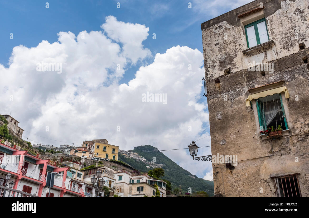 Vista della skyline di montagna di Minori, Italia contro un luminoso Cielo di estate. Foto Stock