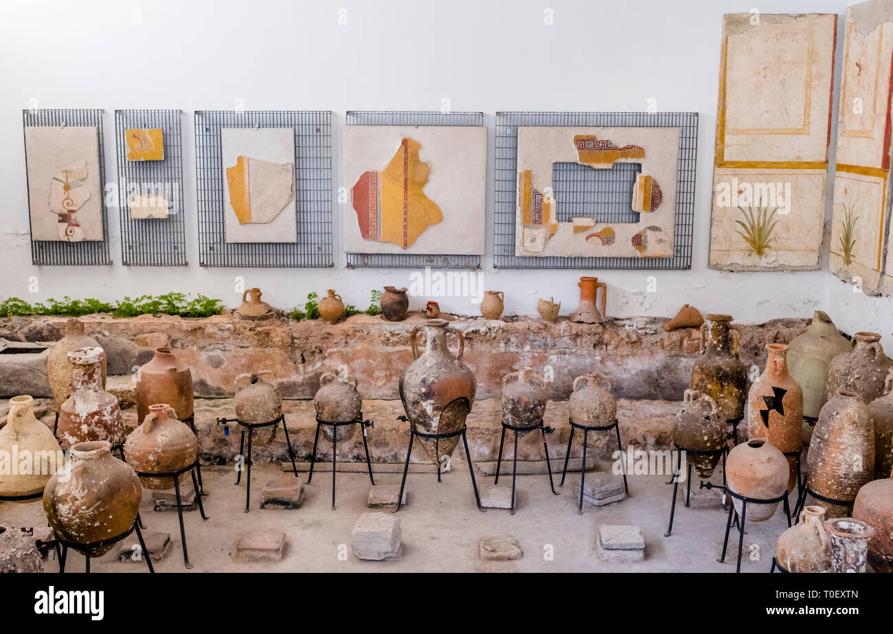 Urne cinerarie, vasi e altre ceramiche visualizzata al di sotto dei frammenti di pareti dipinte da antiche rovine romane, presso la Villa Romana museo in Minori, Italia Foto Stock