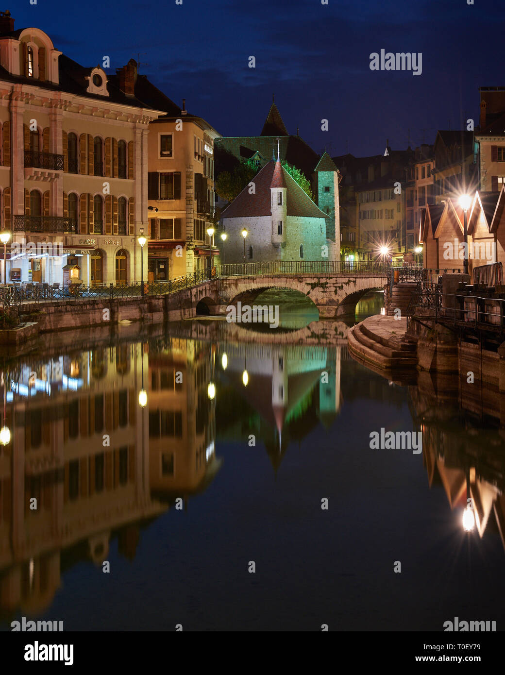 Annecy medievale con il mercato di Natale. Notte raffigurante la perla delle Alpi francesi, con acque cristalline la riflessione dell'architettura storica. Foto Stock