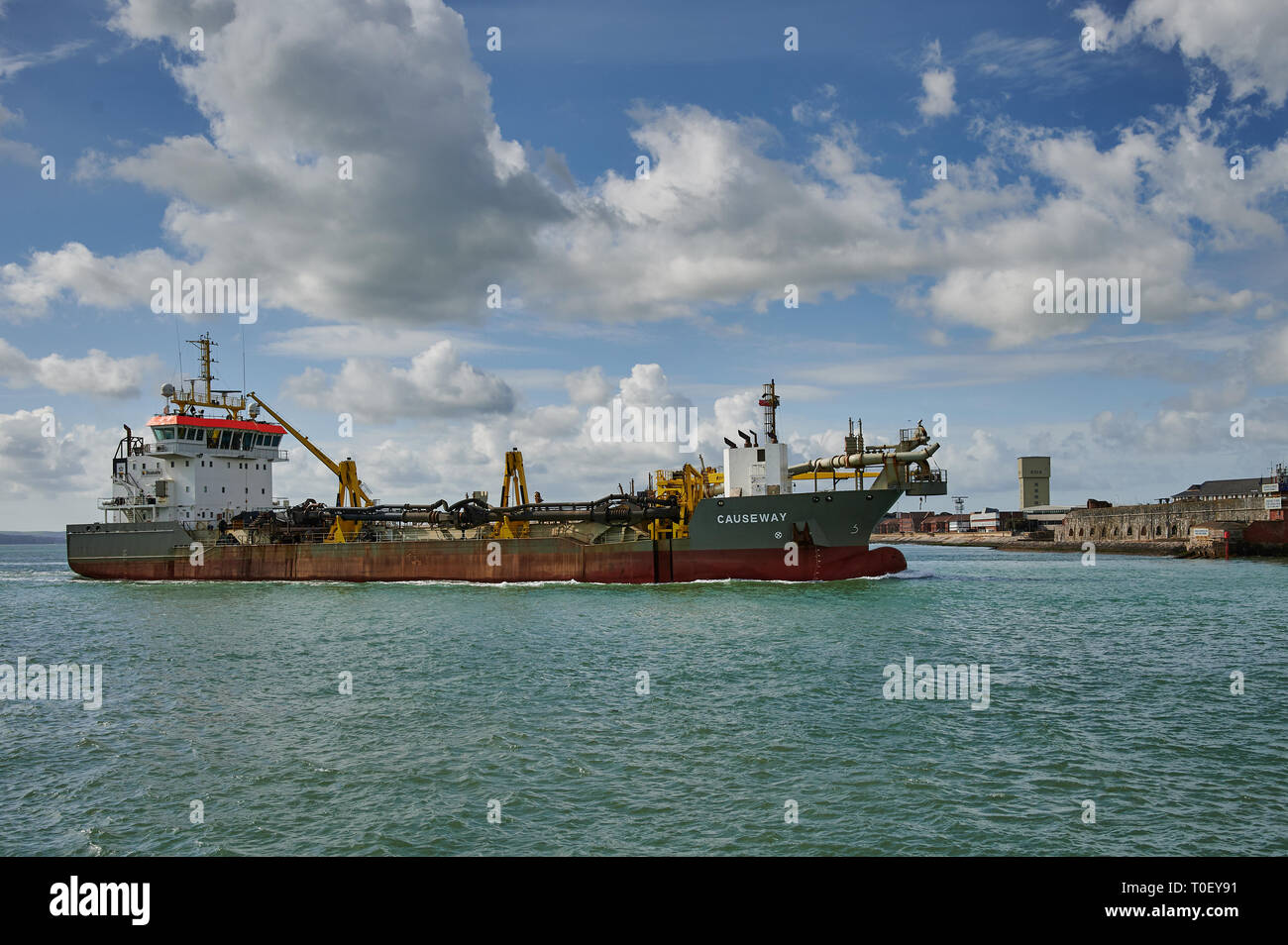 La draga Causeway inserendo il porto di Portsmouth nel sole primaverile. Chiara visualizzazione di una tramoggia di aspirazione della draga attrezzature di coperta. Foto Stock