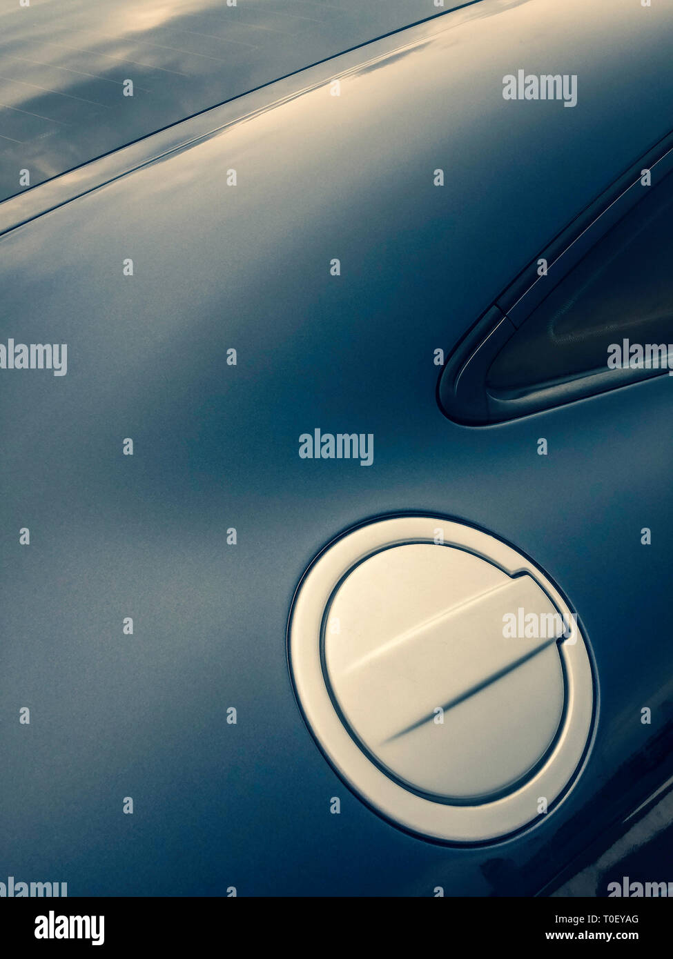 Auto il tappo del serbatoio del combustibile dal design moderno - serbatoio carburante porta dell'auto moderna - Design particolare del tappo del serbatoio di carburante auto della porta Foto Stock