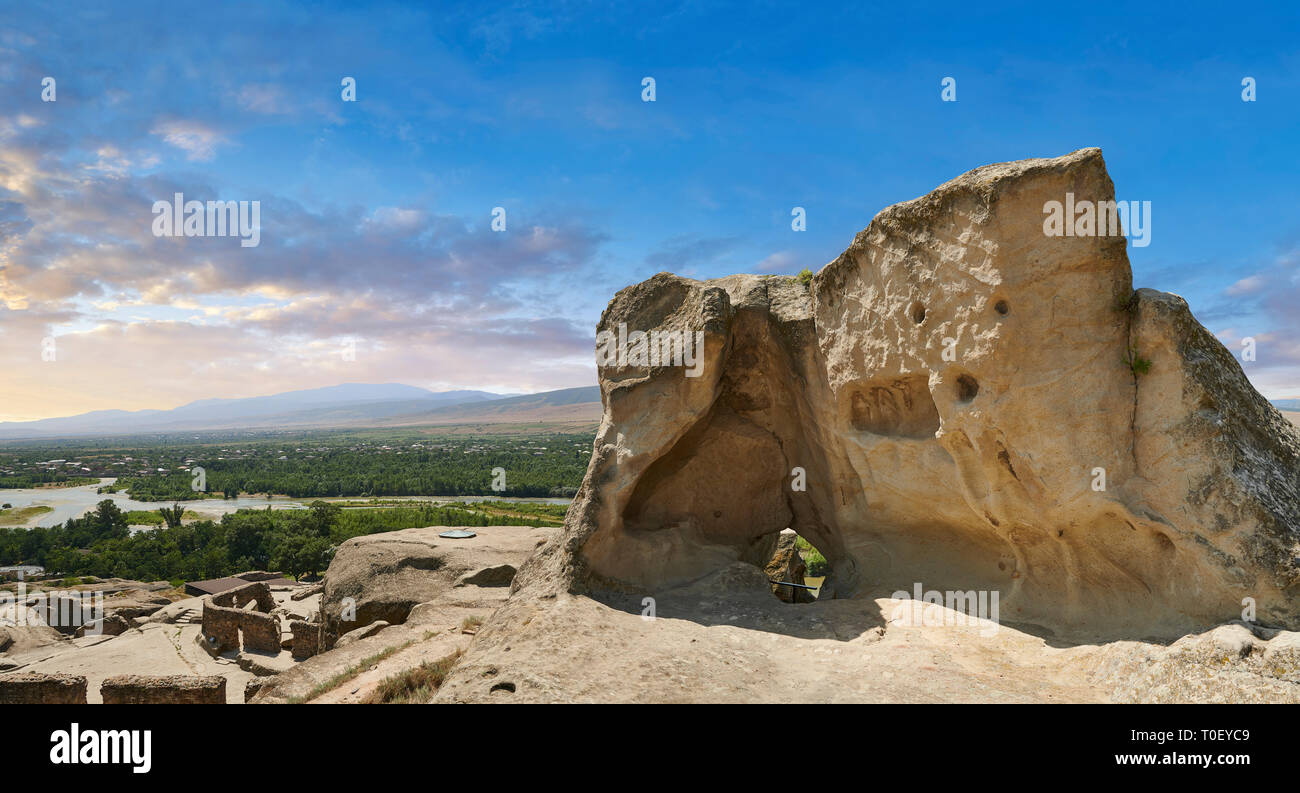 Foto & Immagine di Uplistsikhe (Lords fortezza) grotte troglodite città vicino a Gori, Shida Kartli, Georgia. Patrimonio Mondiale UNESCO Lista propositiva abitano Foto Stock