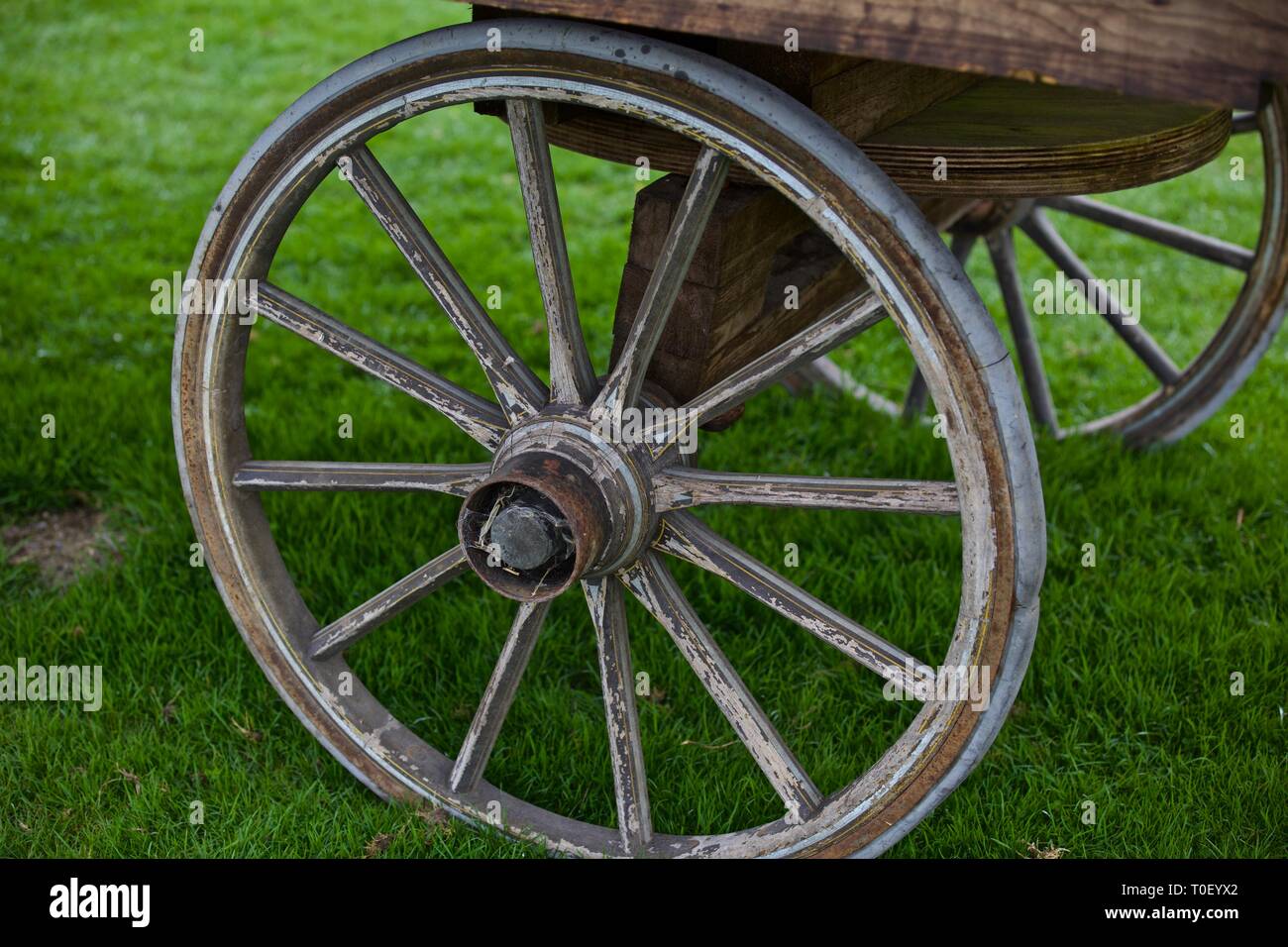 Vecchio carrello con ruote a raggi e gli assali ,Chatsworth Country  Fair,Derbyshire.Inghilterra Foto stock - Alamy