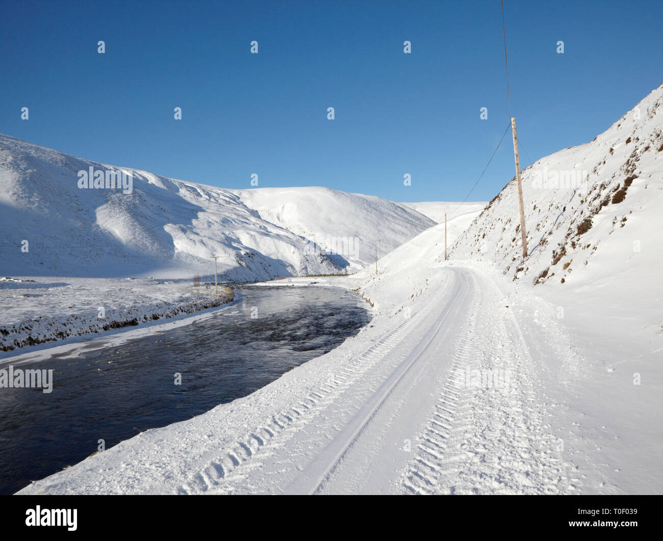 Il fiume Avon, inverno in Glen Avon, Cairngorms, Scotlasnd, UK. Foto Stock