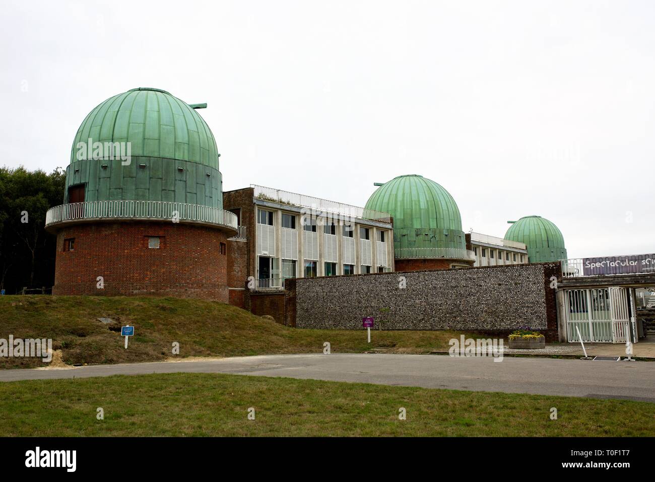 Ripresa a tutto campo della Specola Science Center, Herstmonceux, East Sussex, Regno Unito, che mostra tutte le tre cupole del telescopio Foto Stock