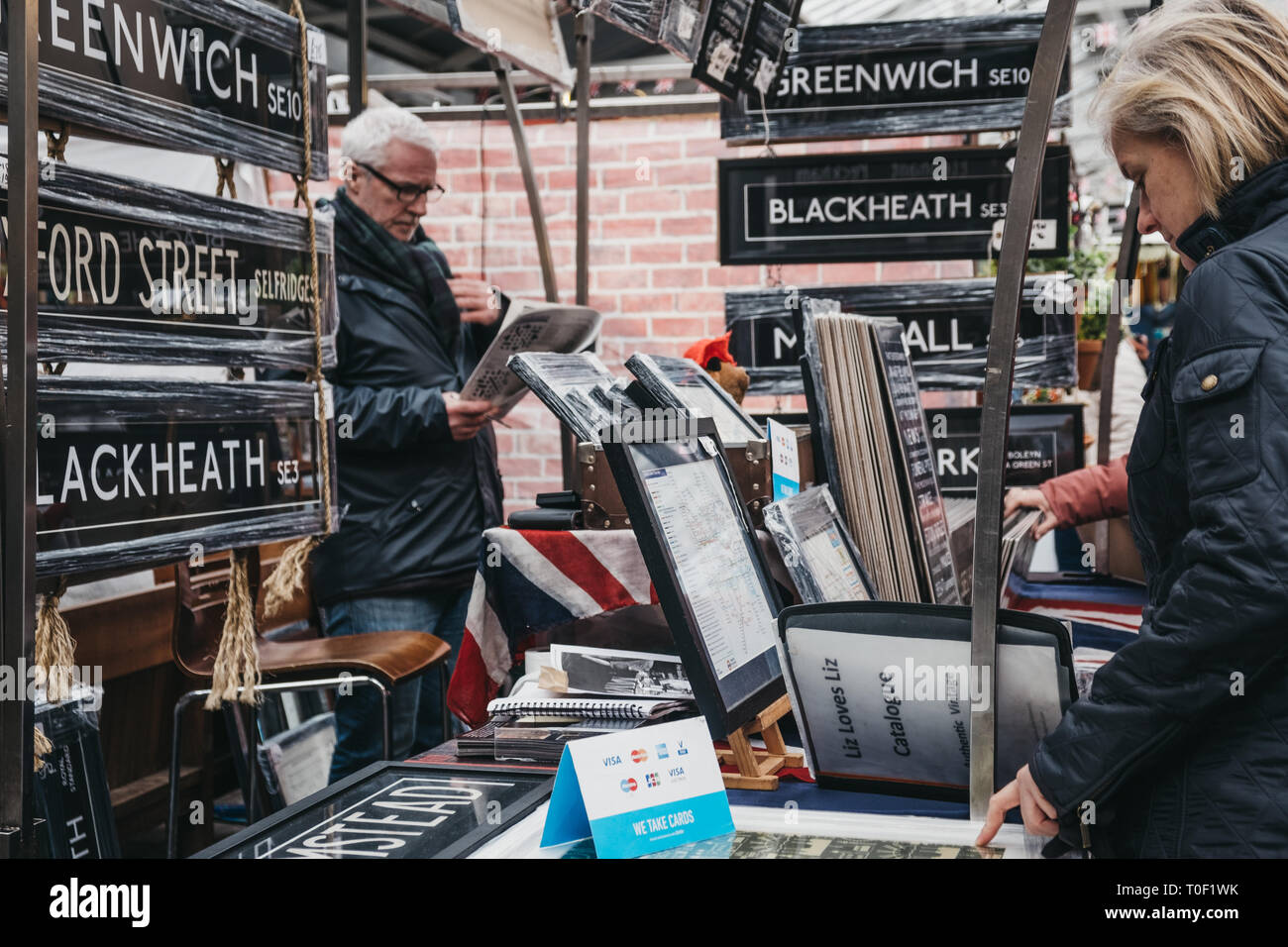 London, Regno Unito - 16 Marzo. 2019: le persone che ricercano posters e arredamento di casa in vendita in una fase di stallo nel mercato di Greenwich, London Il solo mercato impostato entro un mondo Foto Stock