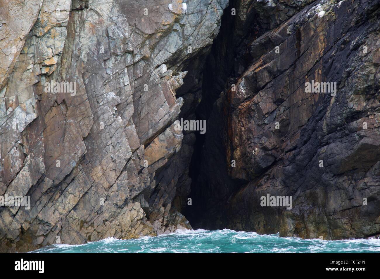 Grotta di mare presi da barca Ramsey Island, Pembrokeshire Foto Stock