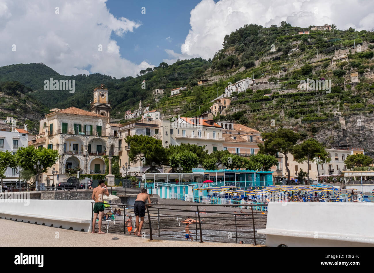 Waterfront scena lungo la spiaggia e il porto nel pittoresco villaggio di Minori sulla Costiera Amalfitana Foto Stock