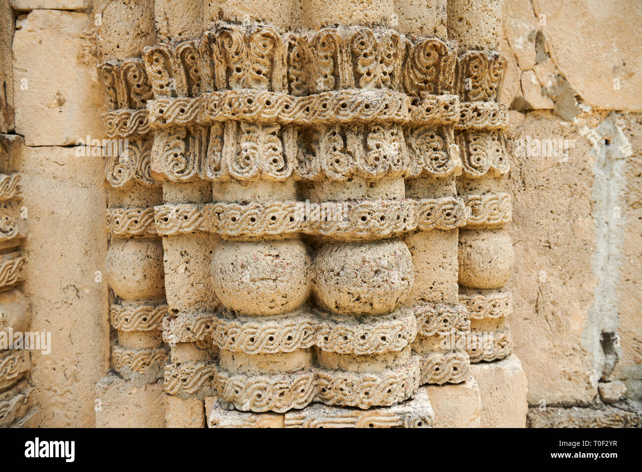 Foto e immagini di Nikortsminda ( Nicortsminda ) St Nicholas Cattedrale Ortodossa Georgiana esterno e il suo rilievo georgiano scultura pilastro in muratura Foto Stock