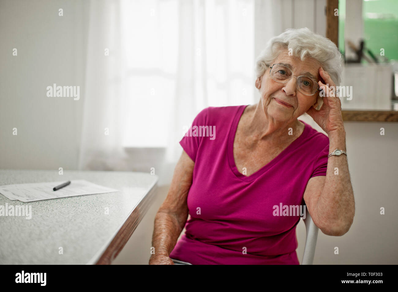 Ritratto di un travagliato cerca donna senior. Foto Stock