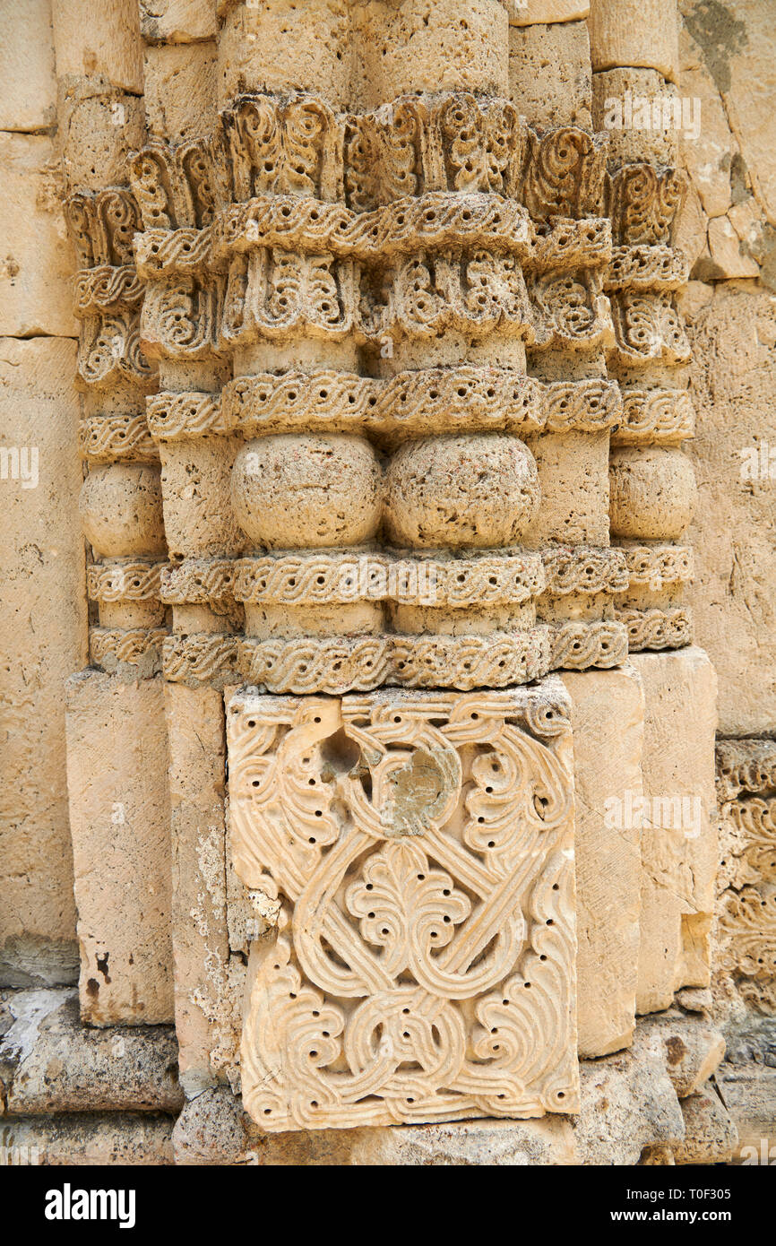 Foto e immagini di Nikortsminda ( Nicortsminda ) St Nicholas Cattedrale Ortodossa Georgiana esterno e il suo rilievo georgiano scultura pilastro in muratura Foto Stock