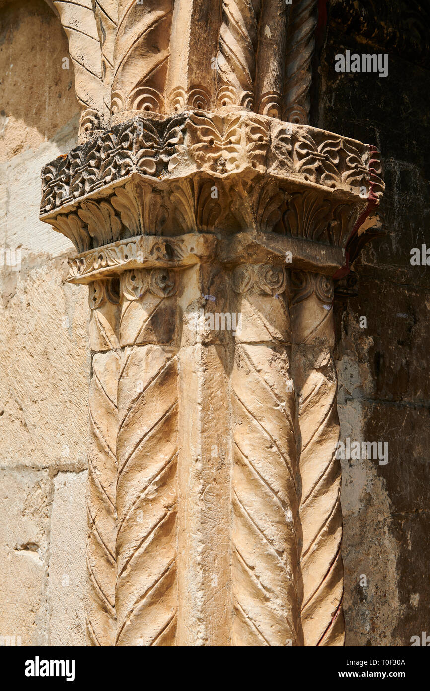Foto e immagini di Nikortsminda ( Nicortsminda ) St Nicholas Cattedrale Ortodossa Georgiana esterno e il suo rilievo georgiano scultura pilastro in muratura Foto Stock
