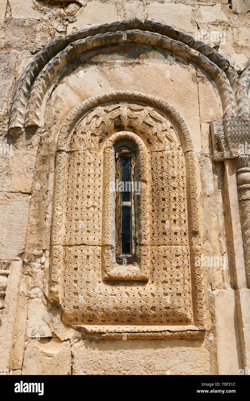 Foto e immagini di Nikortsminda ( Nicortsminda ) St Nicholas Cattedrale Ortodossa Georgiana esterno e il suo rilievo georgiano scultura finestra in muratura Foto Stock