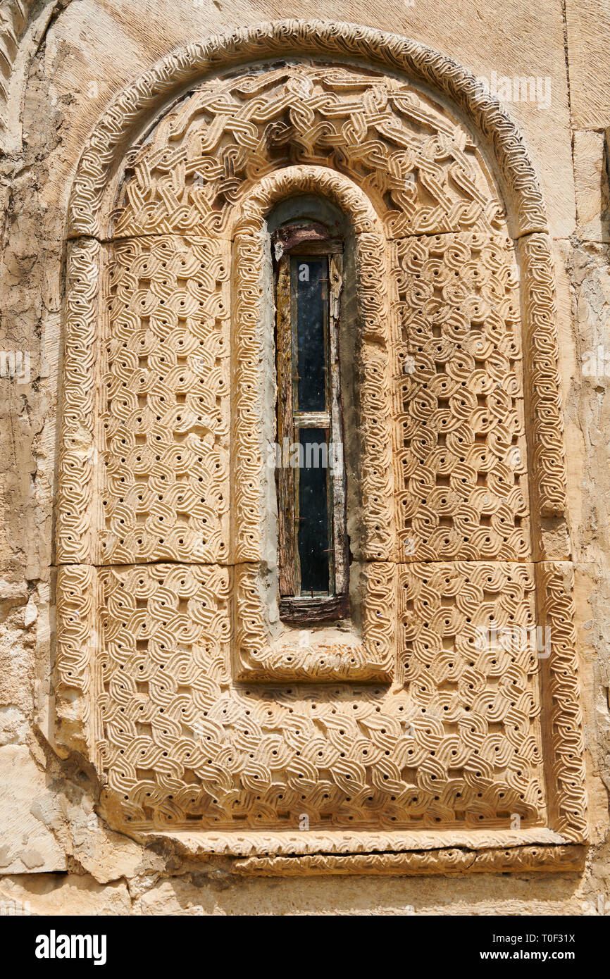 Foto e immagini di Nikortsminda ( Nicortsminda ) St Nicholas Cattedrale Ortodossa Georgiana esterno e il suo rilievo georgiano scultura finestra in muratura Foto Stock