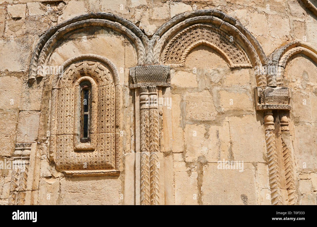 Foto e immagini di Nikortsminda ( Nicortsminda ) St Nicholas Cattedrale Ortodossa Georgiana esterno e il suo rilievo georgiano scultura finestra in muratura Foto Stock
