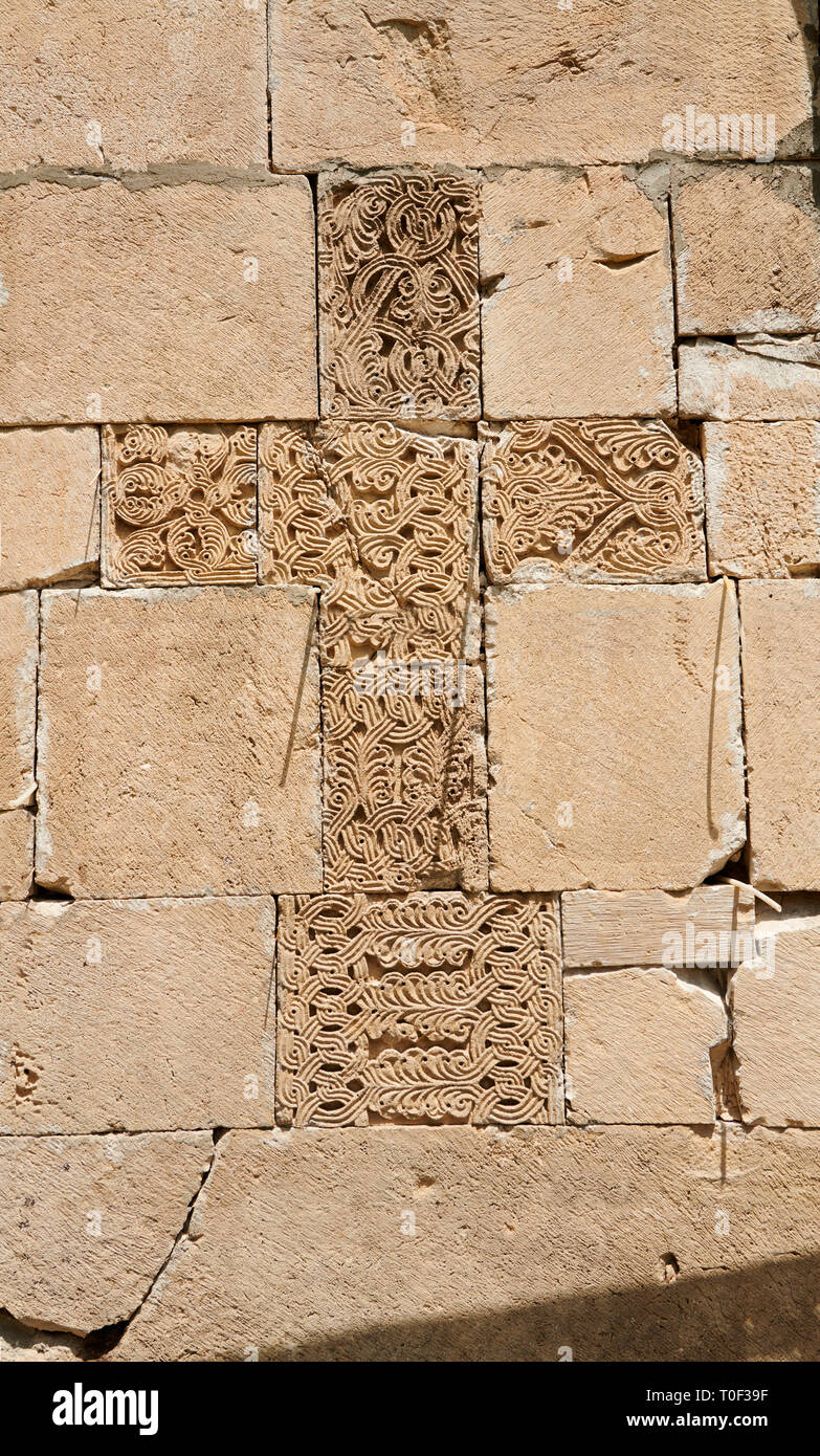 Foto e immagini di Nikortsminda ( Nicortsminda ) St Nicholas Cattedrale Ortodossa Georgiana esterno e il suo rilievo georgiano scultura croce in muratura Foto Stock