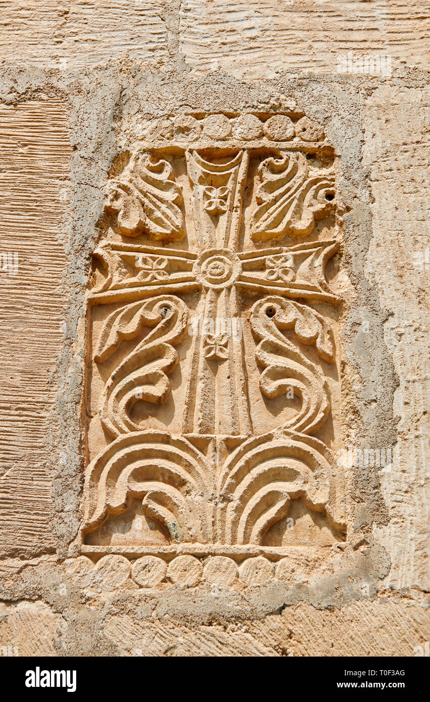 Foto e immagini di Nikortsminda ( Nicortsminda ) St Nicholas Cattedrale Ortodossa Georgiana esterno e il suo rilievo georgiano scultura croce in muratura Foto Stock