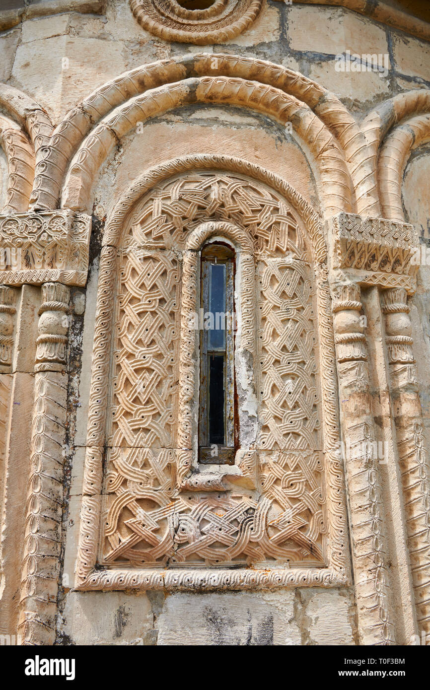 Foto e immagini di Nikortsminda ( Nicortsminda ) St Nicholas Cattedrale Ortodossa Georgiana esterno e il suo rilievo georgiano scultura finestra in muratura Foto Stock