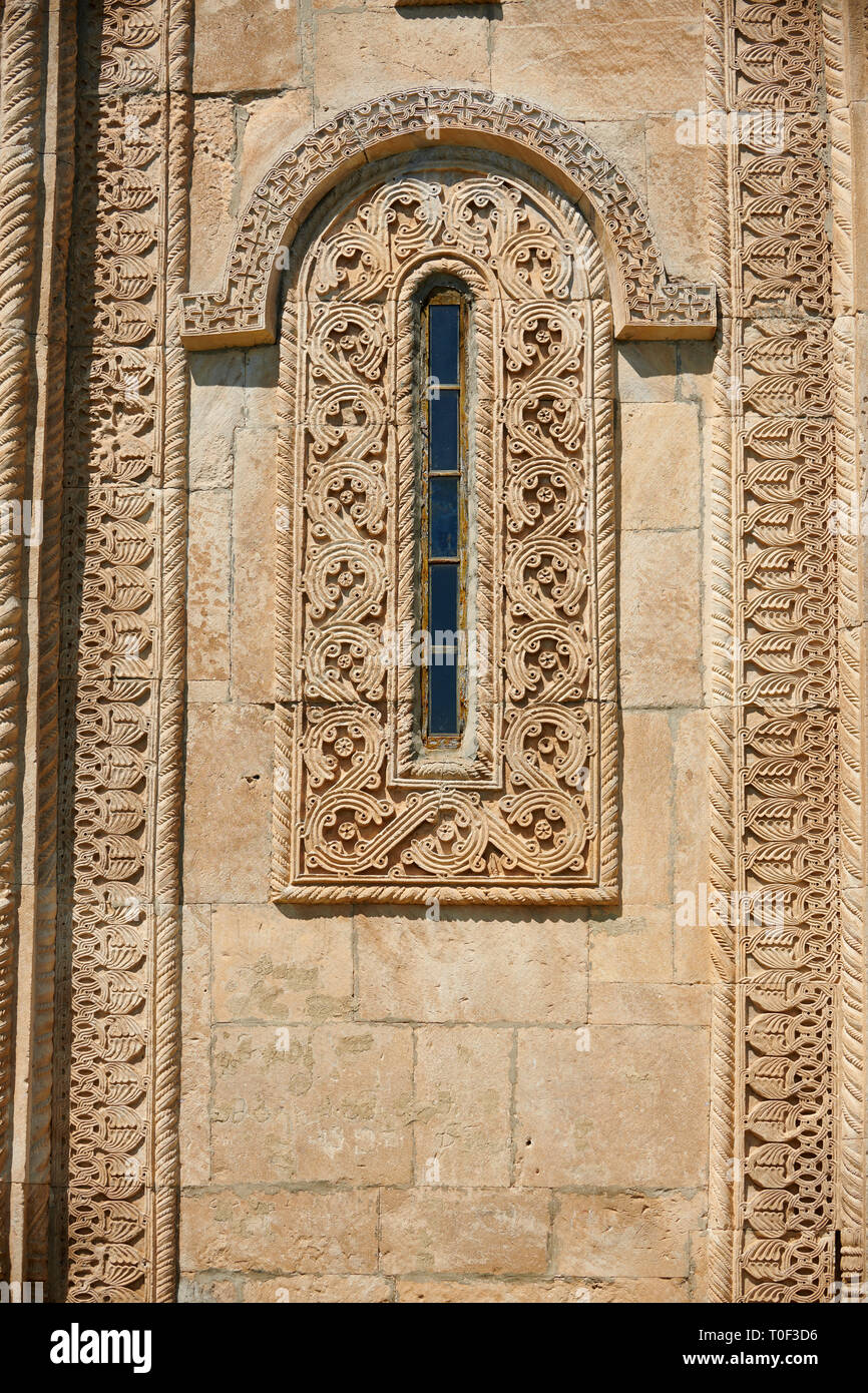 Foto e immagini di Nikortsminda ( Nicortsminda ) St Nicholas Cattedrale Ortodossa Georgiana esterno e il suo rilievo georgiano scultura finestra in muratura Foto Stock