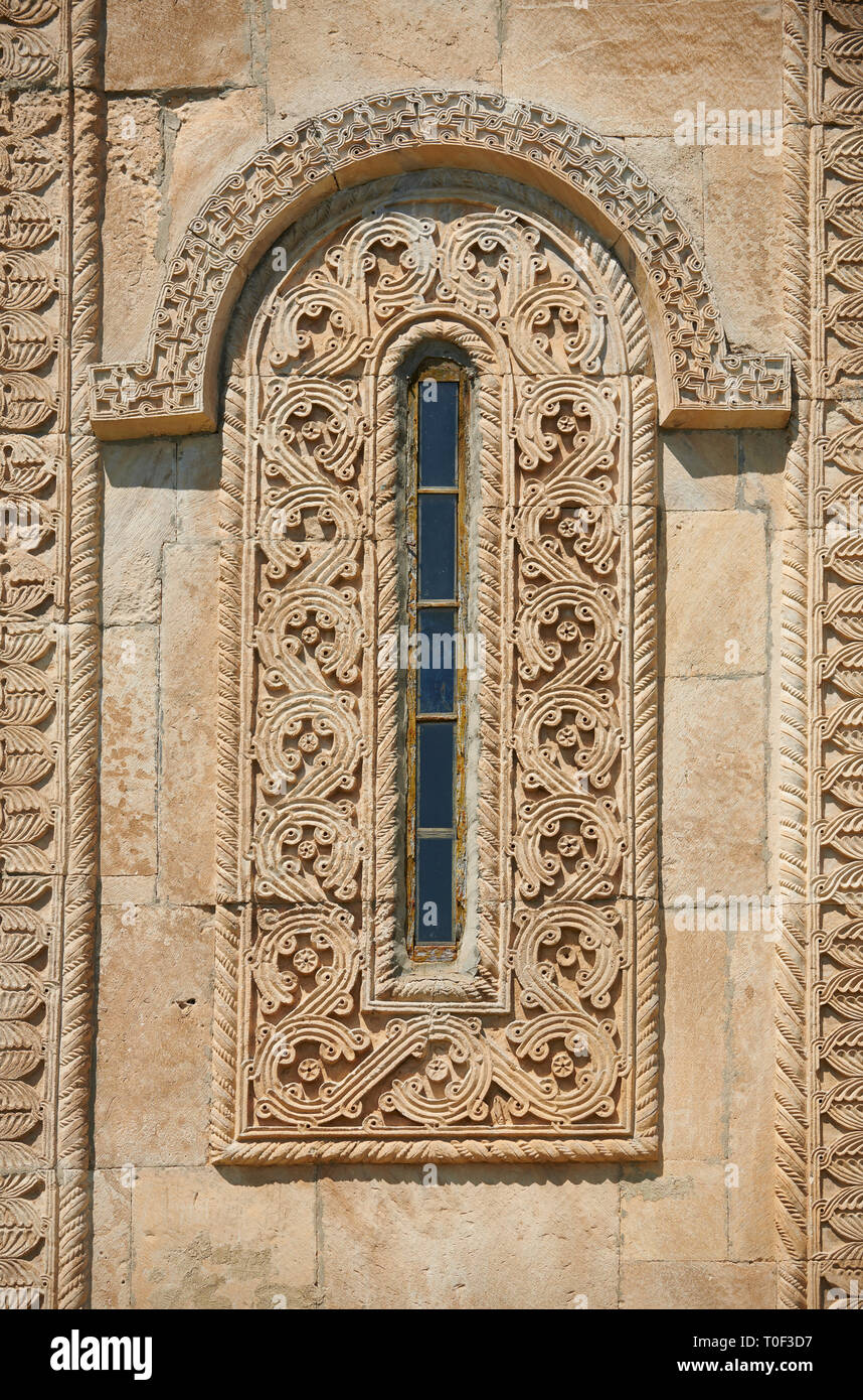 Foto e immagini di Nikortsminda ( Nicortsminda ) St Nicholas Cattedrale Ortodossa Georgiana esterno e il suo rilievo georgiano scultura finestra in muratura Foto Stock