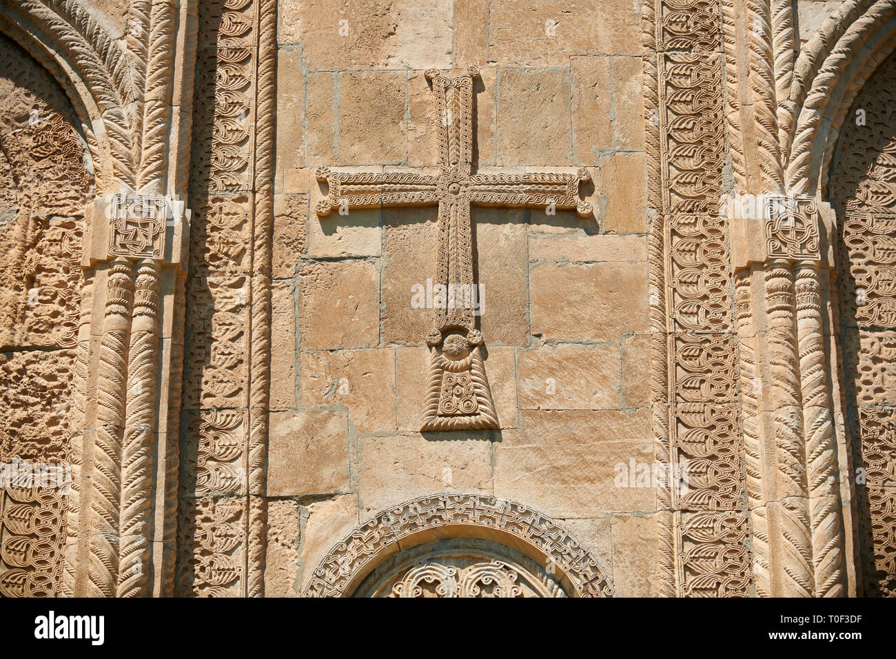 Foto e immagini di Nikortsminda ( Nicortsminda ) St Nicholas Cattedrale Ortodossa Georgiana esterno e il suo rilievo georgiano scultura croce in muratura Foto Stock