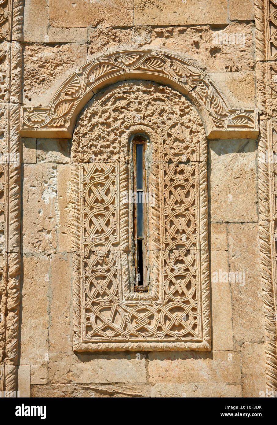 Foto e immagini di Nikortsminda ( Nicortsminda ) St Nicholas Cattedrale Ortodossa Georgiana esterno e il suo rilievo georgiano scultura finestra in muratura Foto Stock
