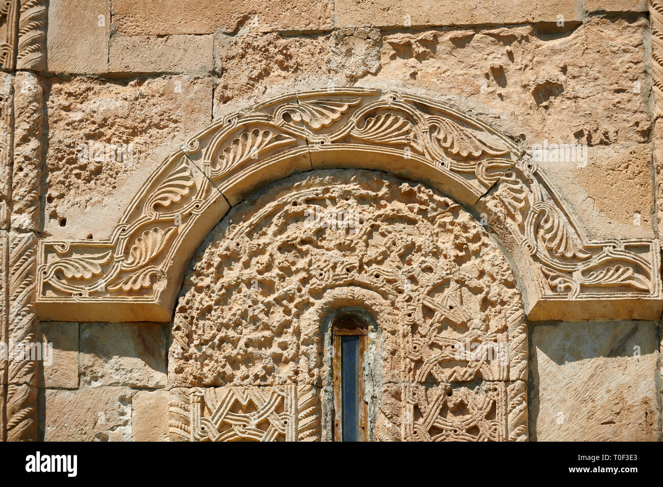 Foto e immagini di Nikortsminda ( Nicortsminda ) St Nicholas Cattedrale Ortodossa Georgiana esterno e il suo rilievo georgiano scultura finestra in muratura Foto Stock