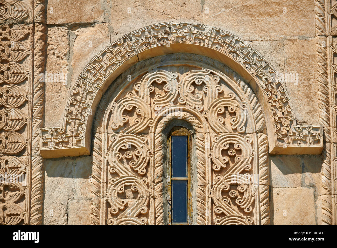 Foto e immagini di Nikortsminda ( Nicortsminda ) St Nicholas Cattedrale Ortodossa Georgiana esterno e il suo rilievo georgiano scultura finestra in muratura Foto Stock
