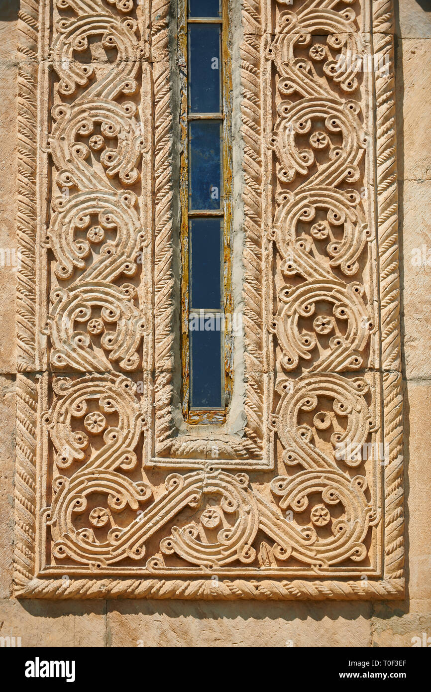 Foto e immagini di Nikortsminda ( Nicortsminda ) St Nicholas Cattedrale Ortodossa Georgiana esterno e il suo rilievo georgiano scultura finestra in muratura Foto Stock