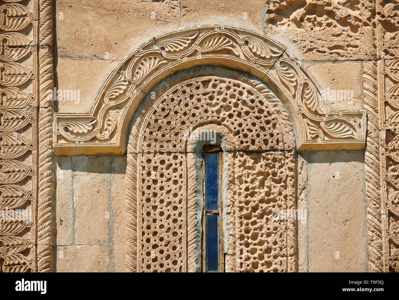 Foto e immagini di Nikortsminda ( Nicortsminda ) St Nicholas Cattedrale Ortodossa Georgiana esterno e il suo rilievo georgiano scultura finestra in muratura Foto Stock
