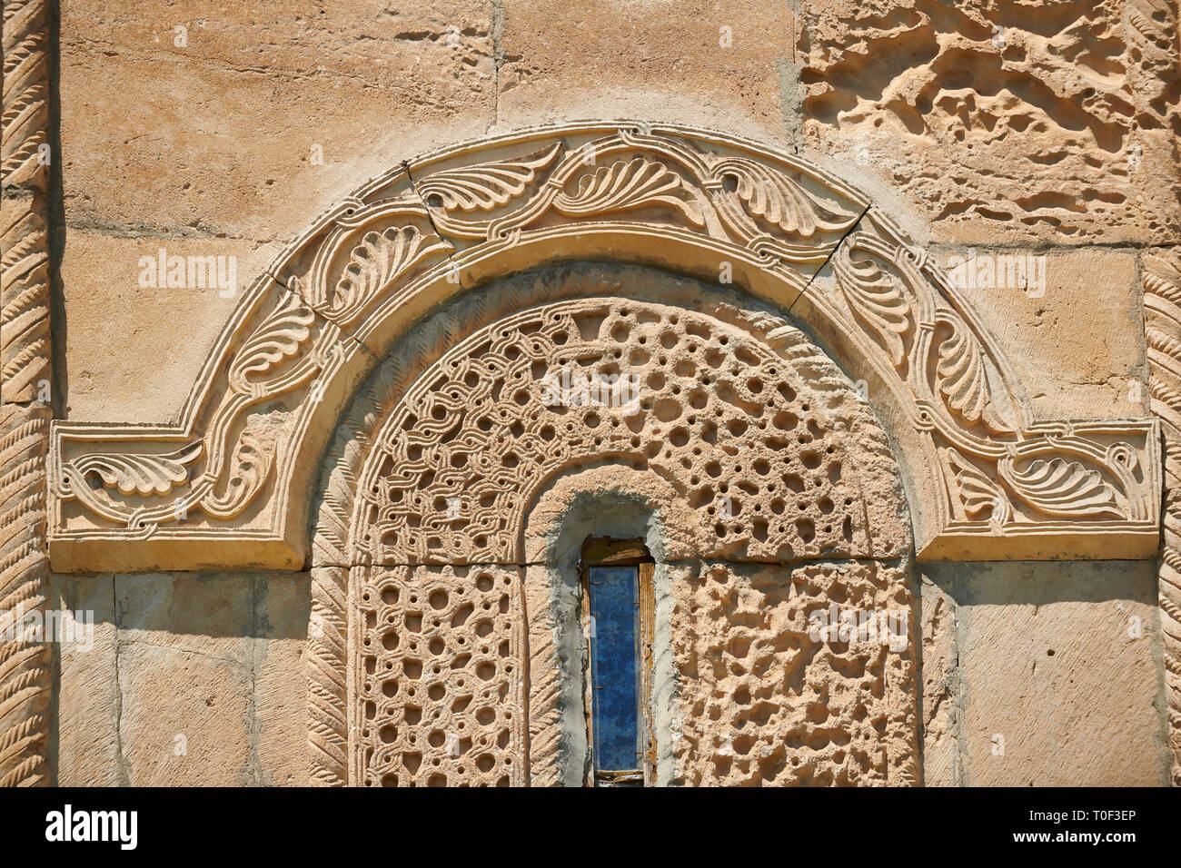 Foto e immagini di Nikortsminda ( Nicortsminda ) St Nicholas Cattedrale Ortodossa Georgiana esterno e il suo rilievo georgiano scultura finestra in muratura Foto Stock