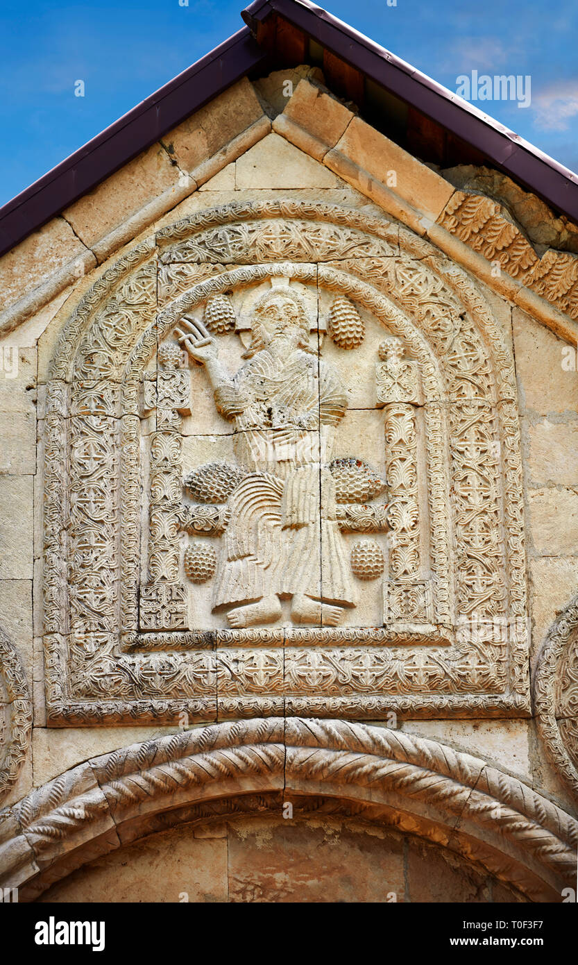 Foto e immagini di Nikortsminda ( Nicortsminda ) St Nicholas Cattedrale Ortodossa Georgiana esterno e il suo rilievo georgiano scultura raffigurano in muratura Foto Stock