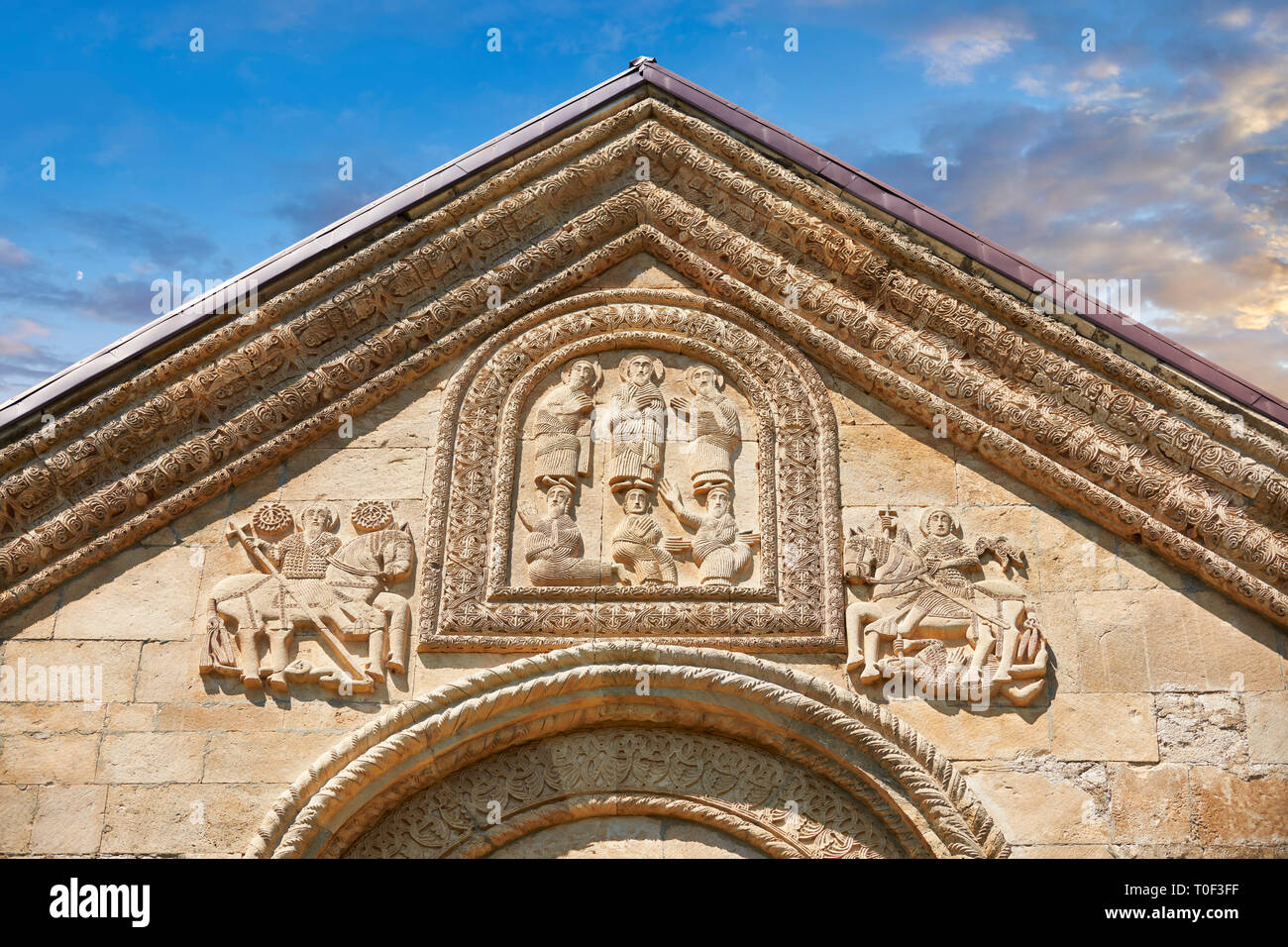 Foto e immagini di Nikortsminda ( Nicortsminda ) St Nicholas Cattedrale Ortodossa Georgiana esterno e il suo rilievo georgiano scultura raffigurano in muratura Foto Stock