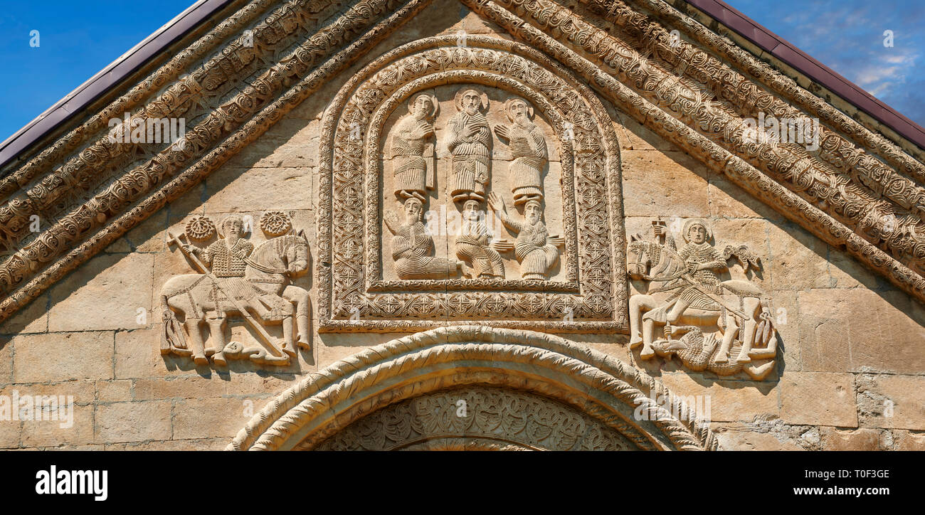 Foto e immagini di Nikortsminda ( Nicortsminda ) St Nicholas Cattedrale Ortodossa Georgiana esterno e il suo rilievo georgiano scultura raffigurano in muratura Foto Stock