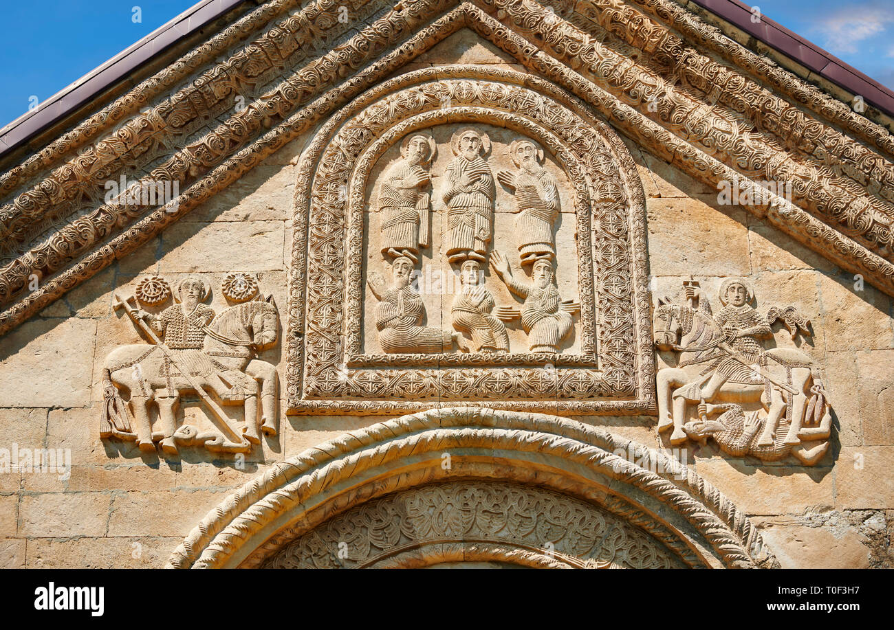 Foto e immagini di Nikortsminda ( Nicortsminda ) St Nicholas Cattedrale Ortodossa Georgiana esterno e il suo rilievo georgiano scultura raffigurano in muratura Foto Stock