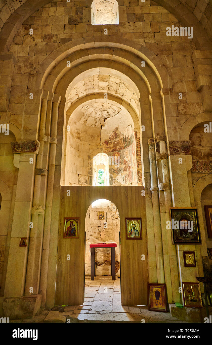 Immagine dell'Arcangelo Georgian Chiesa Ortodossa interni in stile georgiano esterno guardando verso l altare abside, decimo secolo, Krikhi, Georgia Foto Stock