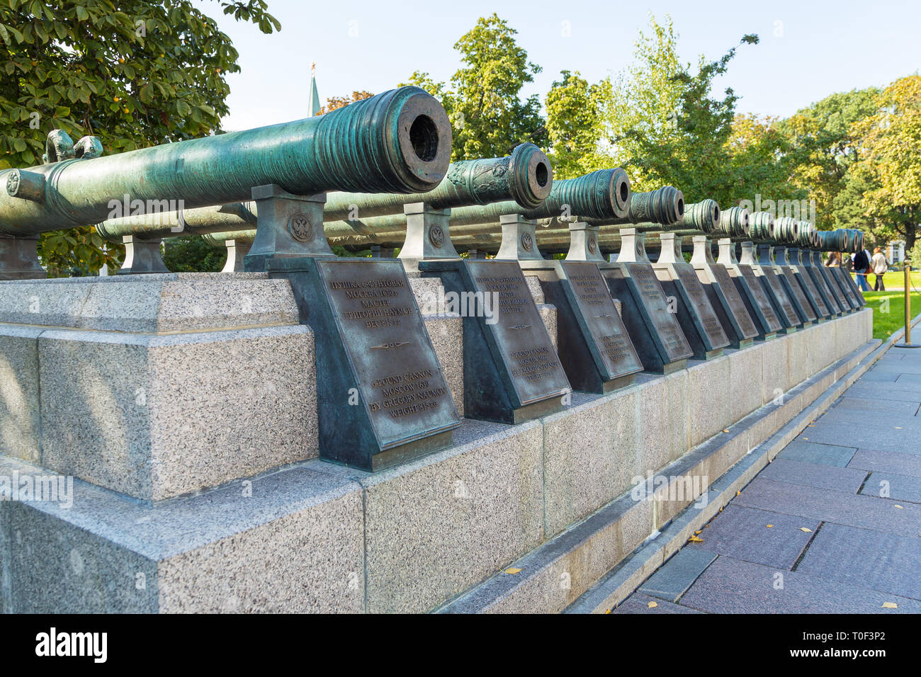 Mosca, Russia - 22 Settembre 2014: Visualizzazione dei cannoni sulla Piazza Rossa, monumento di artiglieria russa. Museo del Cremlino di Mosca. Foto Stock