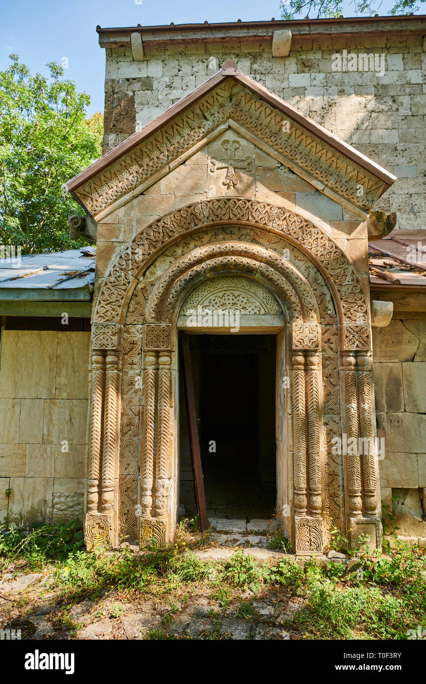 Foto dell'Arcangelo georgiana Chiesa ortodossa in stile georgiano di sfiato esterno sculture in pietra della porta sud, decimo secolo, Krikhi, Georgia Foto Stock