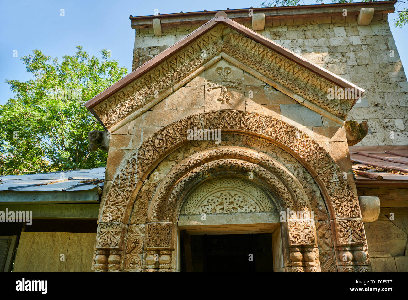 Foto dell'Arcangelo georgiana Chiesa ortodossa in stile georgiano di sfiato esterno sculture in pietra della porta sud, decimo secolo, Krikhi, Georgia Foto Stock