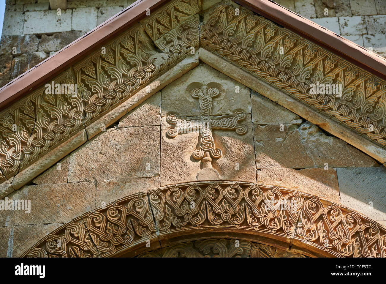 Foto dell'Arcangelo georgiana Chiesa ortodossa in stile georgiano di sfiato esterno sculture in pietra della porta sud, decimo secolo, Krikhi, Georgia Foto Stock