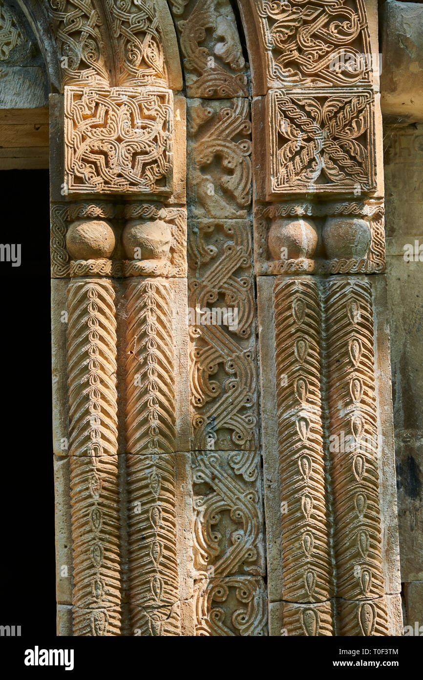 Foto dell'Arcangelo georgiana Chiesa ortodossa in stile georgiano di sfiato esterno sculture in pietra della porta sud, decimo secolo, Krikhi, Georgia Foto Stock