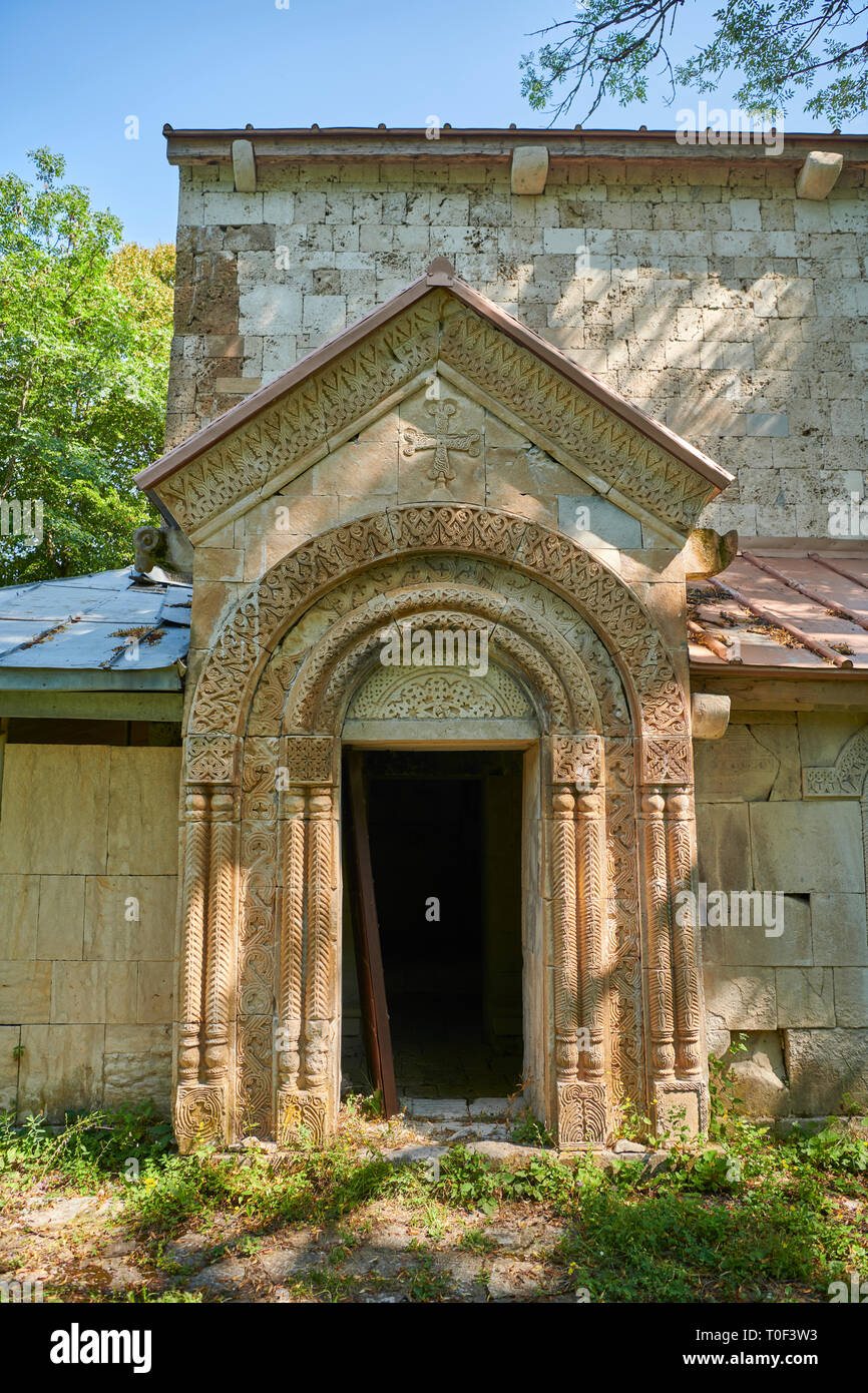 Foto dell'Arcangelo georgiana Chiesa ortodossa in stile georgiano di sfiato esterno sculture in pietra della porta sud, decimo secolo, Krikhi, Georgia Foto Stock